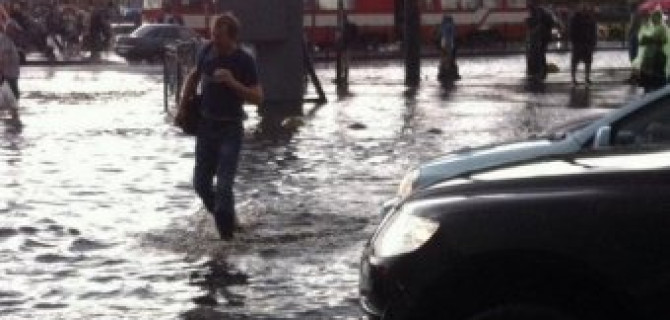 В Санкт-Петербурге из-за ливня встали троллейбусы и трамваи