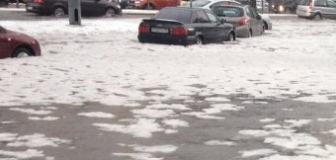 Град и дождевое наводнение в Петербурге вызвало подтопление основных магистралей. 