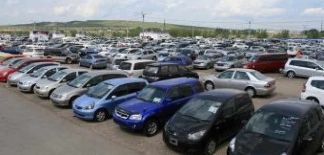 Автопродажи в России за первое полугодие упали на 37%