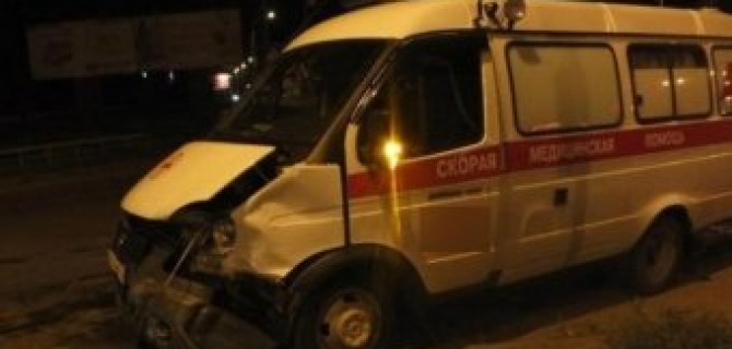 В Омске столкнулись "Скорая помощь" и иномарка: шестеро пострадавших