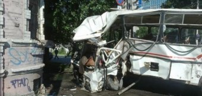 В Перми автобус врезался в здание: водитель погиб