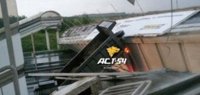 В Новосибирске самосвал снес надземный пешеходный переход – водитель погиб