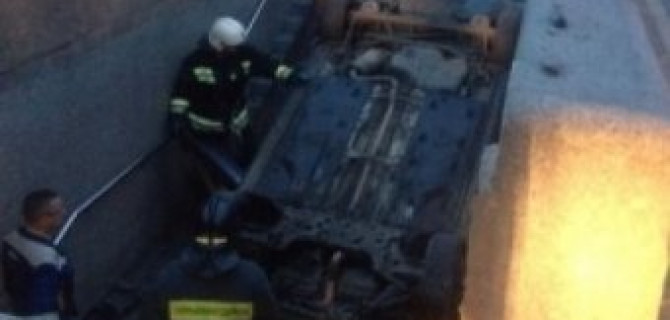 В Петербурге Ford упал в подземный переход