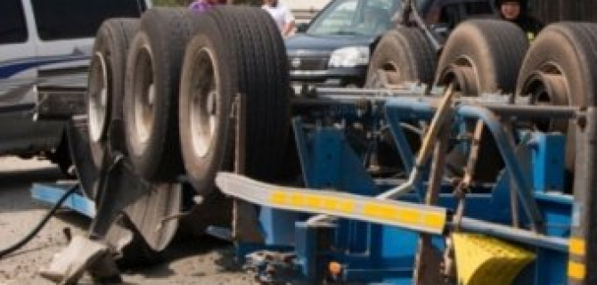 Во Владивостоке перевернулась фура – водитель погиб