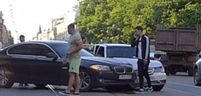 Тонированый BMW 5 Series пошел на разворот на Литейном не заметив ехавший здесь Daewoo 