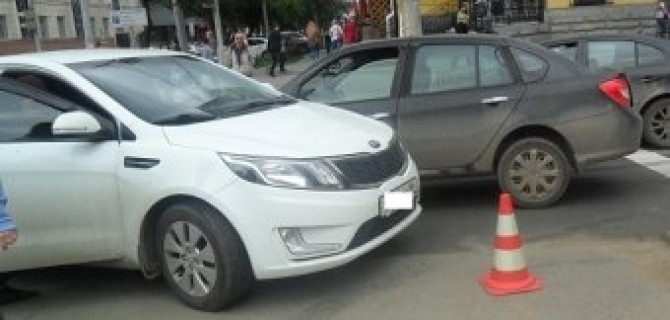 В Екатеринбурге иномарка сбила двух женщин на остановке