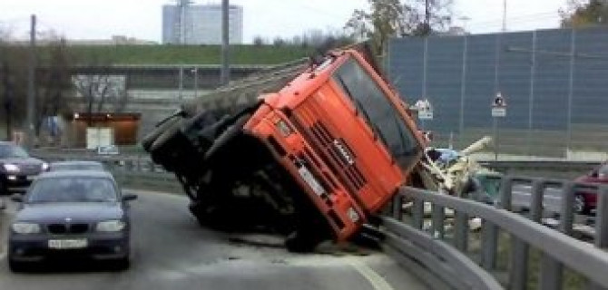 В Кропоткине столкнулись рейсовый автобус, КамАЗ и ГАЗель