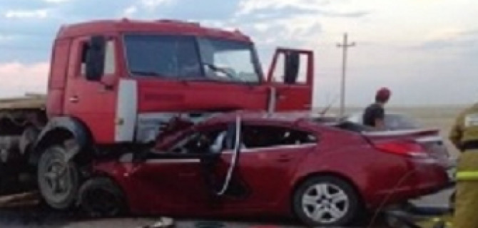 В Калмыкии в ДТП с КамАЗом погибли трое взрослых и двое детей