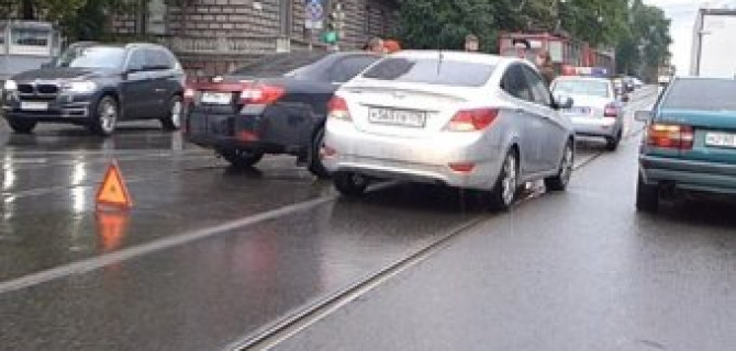 Две легковушки навалились друг на друга на перекрестке Энгельса - Сердобольская 