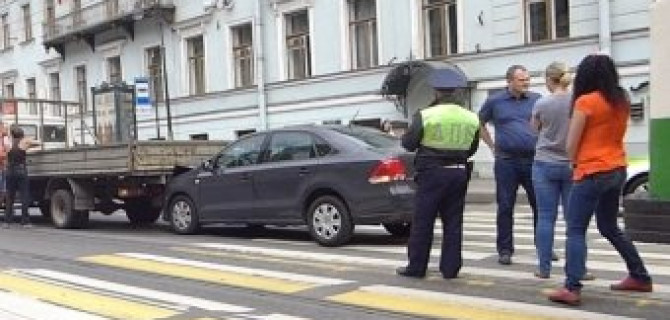 Торопливый "Форд Фокус" врезался в грузовую Газель на Литейном порспекте