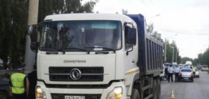 В Омске под колеса самосвала попала мать с детьми