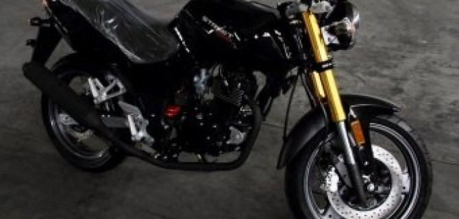 В Санкт-Петербурге мотоциклист врезался в бордюр