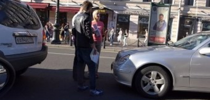 Девушка на серебристом "Мерседесe" врезалась в кроссовер MAZDA на Невском проспекте