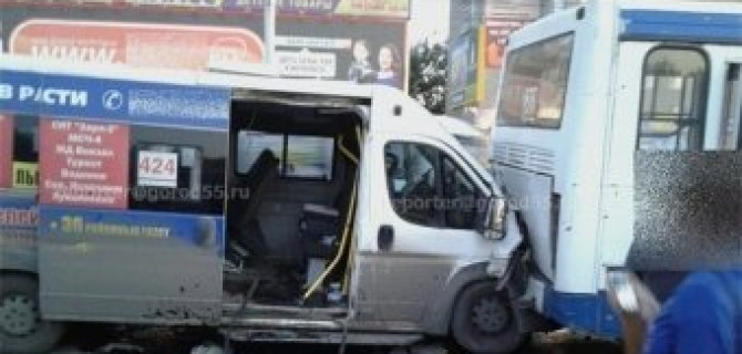 В Омске в ДТП с маршруткой и автобусом пострадали 20 человек