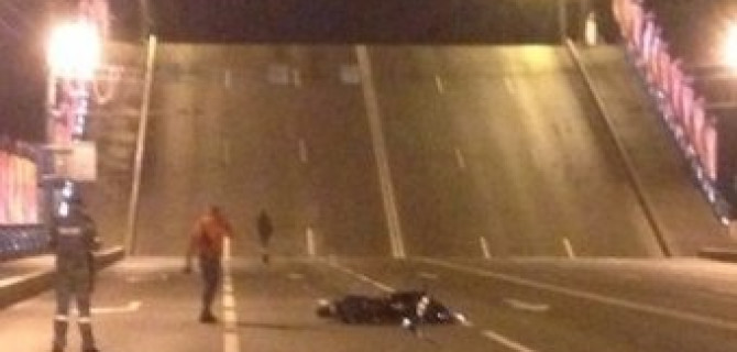 Мотоциклист перепрыгнул разводящийся Дворцовый мост