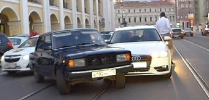 "ВАЗ ЛАДА 2015" начал разворот на Садовой не увидев ехавшего здесь же "Audi"