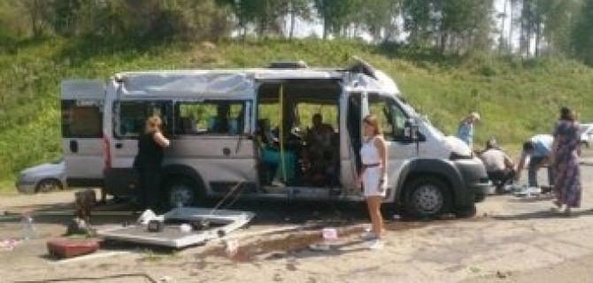 На трассе М53 перевернулась маршрутка: есть пострадавшие