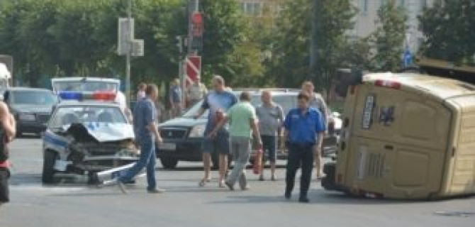 Автомобиль ДПС и машина инкассаторов столкнулись на в Смоленске