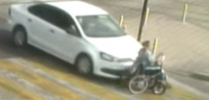 В Краснодаре на пешеходном переходе сбили женщину в инвалидной коляске 