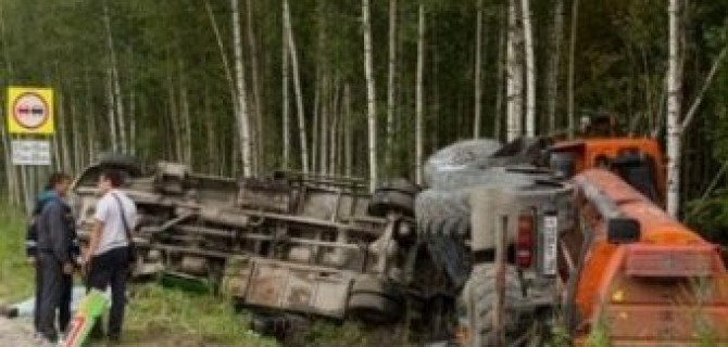 Бензовоз сбил рабочих в ХМАО: один человек погиб