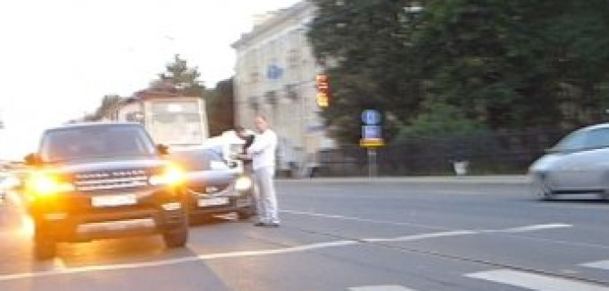 ДТП в неудачном месте и огромная пробка по Энгельса как результат беспечности