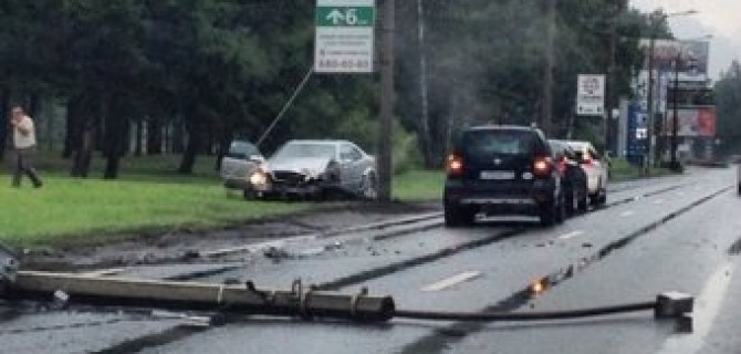 На Приморском шоссе автомобиль задел три машины и снес столб