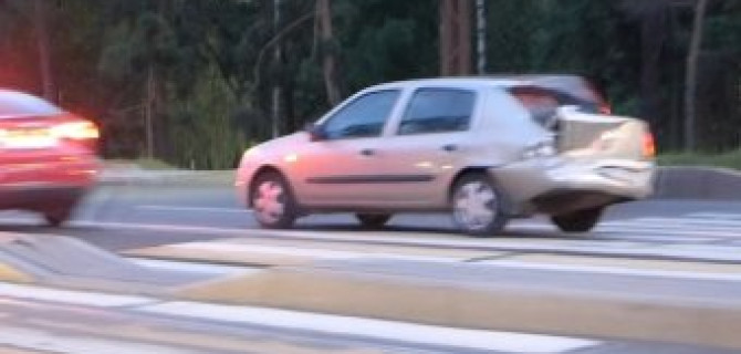 Девушка на Renault Symbol затормозила перед "зеброй" на Поклонной горе и попала в ДТП