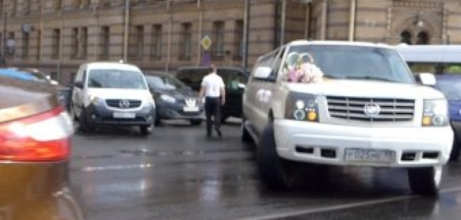 Свадебный удлиненный лимузин "притер" Nissn Qashqai при повороте на Литейный проспект с Кирочной улицы