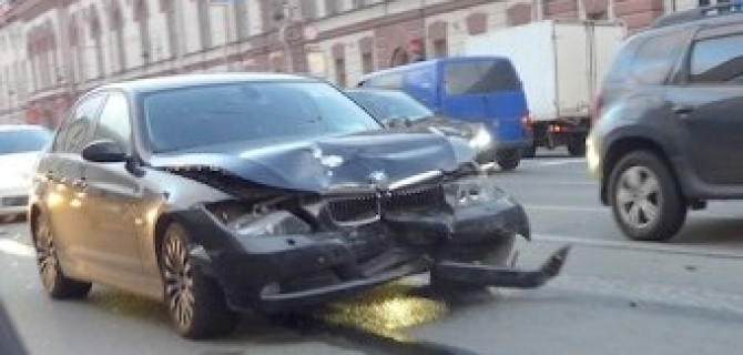 "Пятерка" BMW на большой скорости столкнулась с другой иномаркой на Литейном