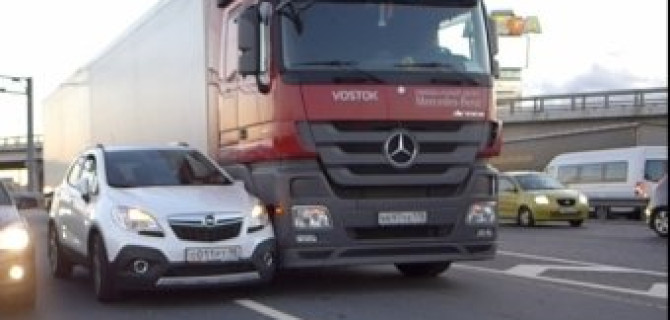 На съезде с Кольцевой на Мурманское шоссе грузовик навалился на маленький кроссовер Opel 