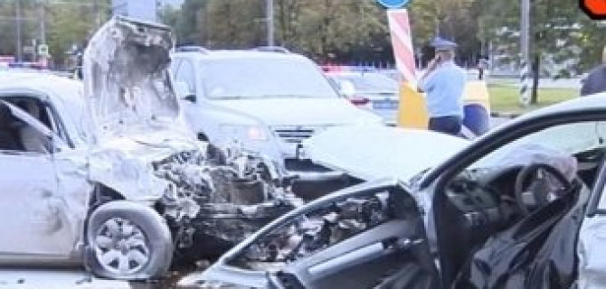 Видеозапись аварии из шести машин в Москве