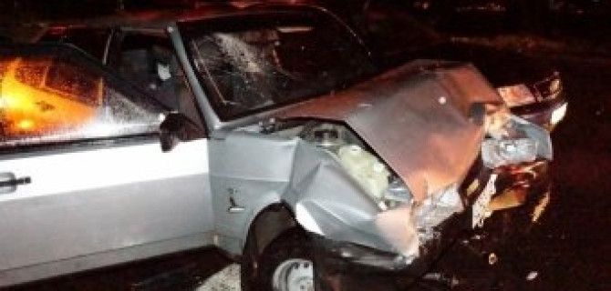 В Екатеринбурге столкнулись легковой автомобиль и скорая помощь