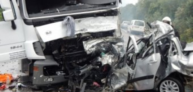 Смертельное ДТП на дороге Кострома - Иваново: под фурой смяло автомобиль Lada Granta