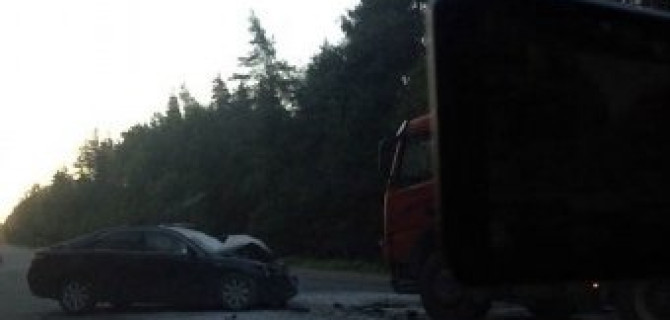 На Выборгском шоссе произошло лобовое столкновение легковушки и грузовика