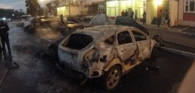 В Красноярске на парковке сгорели 7 автомобилей (фото, видео)