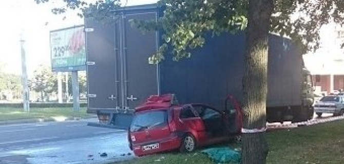 Водитель автомобиля Opel погиб, въехав в  фуру на проспекте Ветеранов