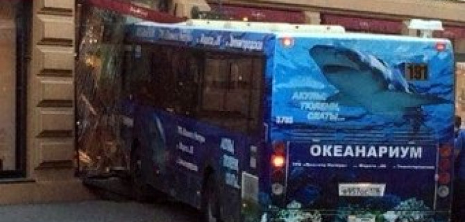 В Санкт-Петербурге автобус влетел в витрину магазина: есть пострадавшие