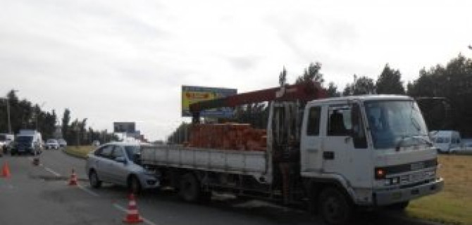 Три человека пострадали при столкновении легковушки и крана