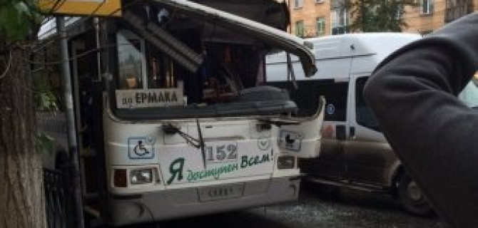 ДТП с участием троллейбуса и грузовика в Омске: есть пострадавшие