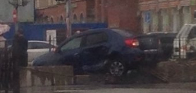 В Петербурге автомобиль влетел в подземный переход