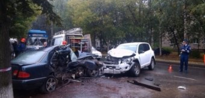 Два человека погибли при столкновении легковушки и внедорожника в Иваново