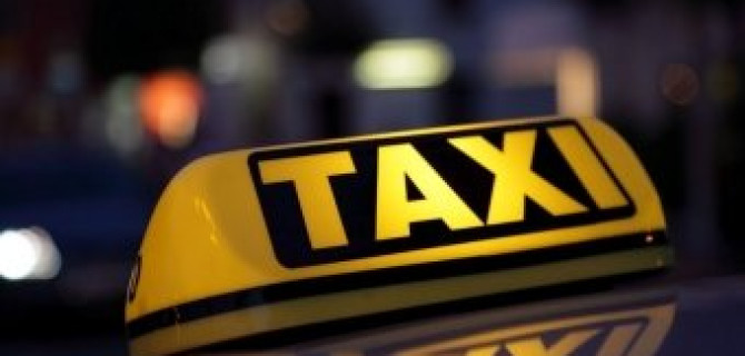 В Калининском районе таксиста зажало в машине