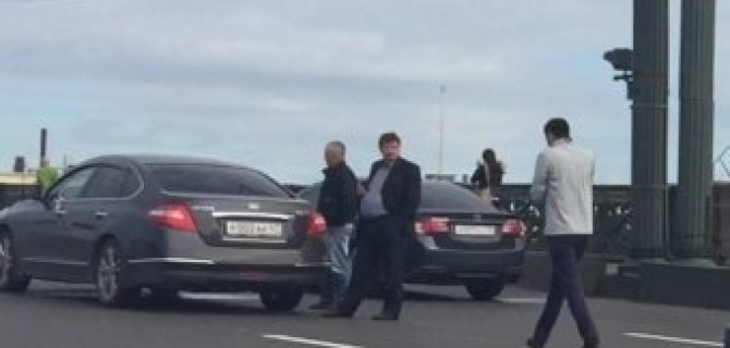 Старенький "Фольксваген Гольф" поцарапал премиальный Nissan Teana на Литейном мосту