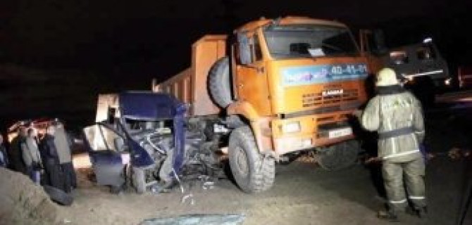 Микроавтобус и КАМАЗ столкнулись на выезде из Архангельска: пострадали более десяти человек 