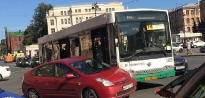 ДТП напротив БКЗ "Октябрьский" - рейсовый автобус врезался в гибридный хэтчбэк Toyota Prius