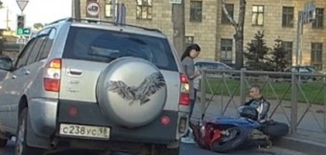 Мотоциклист попал в ДТП на Кантемировской площади