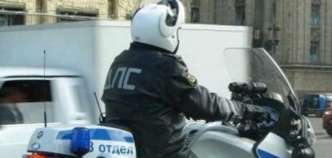 Водитель Infiniti сбил полицейского на мотоцикле в Москве