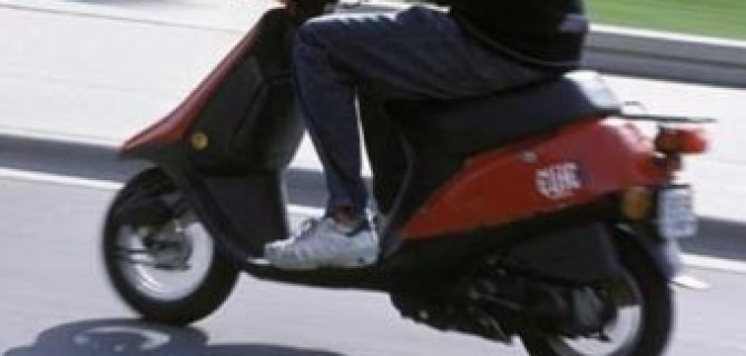 В Екатеринбурге подросток на скутере сбил двухлетнюю девочку