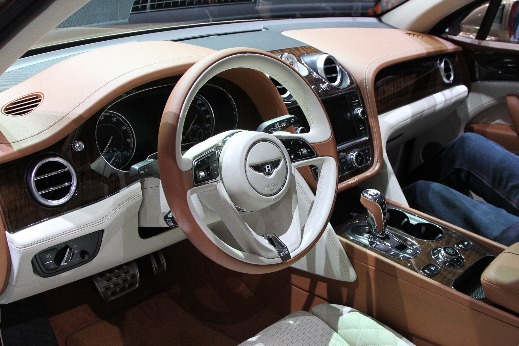 Королева Елизавета II станет первым обладателем Bentley Bentayga Bentley Bentayga 5.jpg