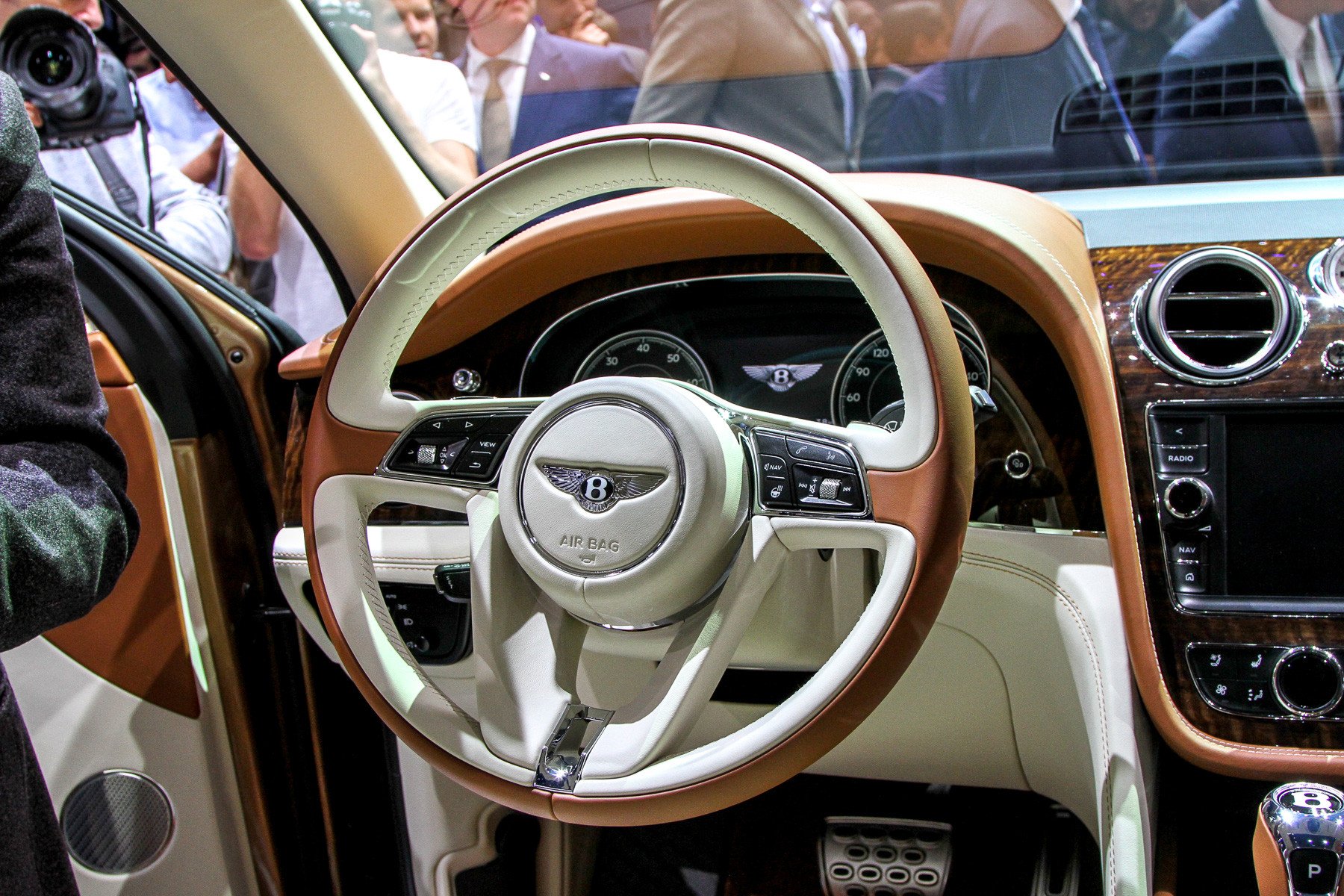 Королева Елизавета II станет первым обладателем Bentley Bentayga Bentley Bentayga 7.jpg